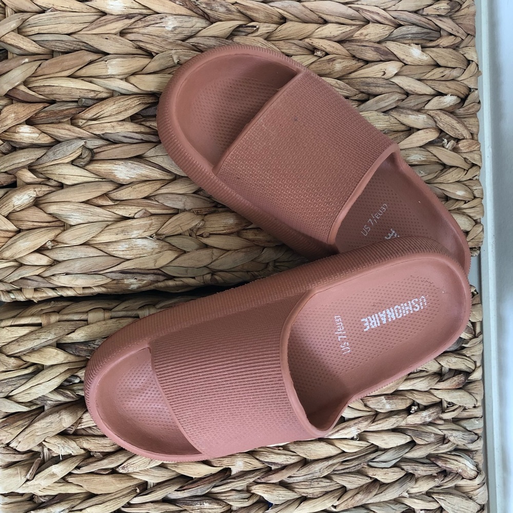 Cushionaire Feather Recovery Slides Sz 7